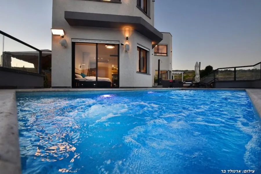 Dream House – חוץ ובריכה