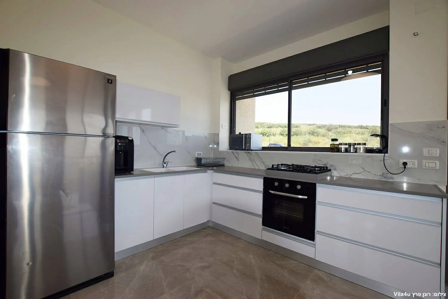 Kinneret House – סלון ומטבח