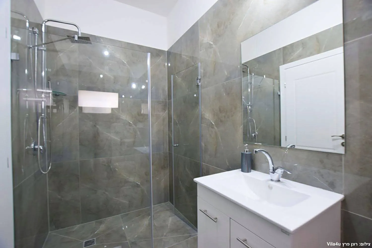 Kinneret House – shower with rain head