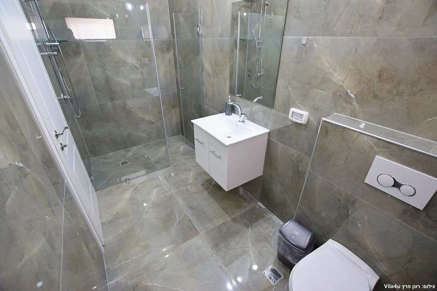 Kinneret House – bathroom with glass shower