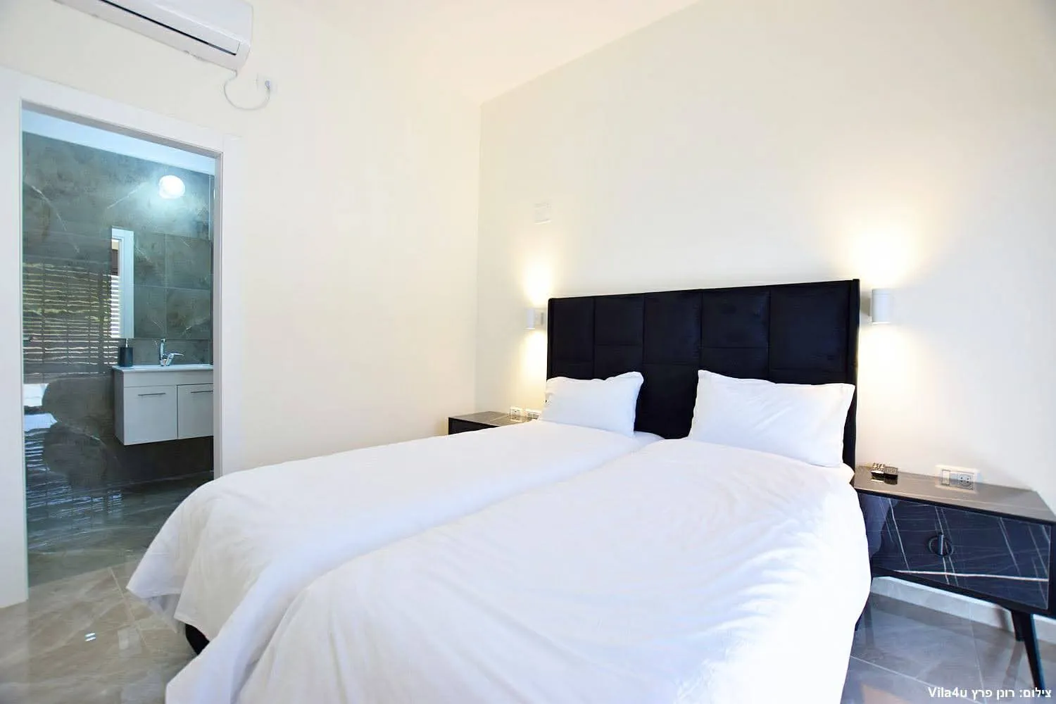 Kinneret House – bedroom with en-suite shower