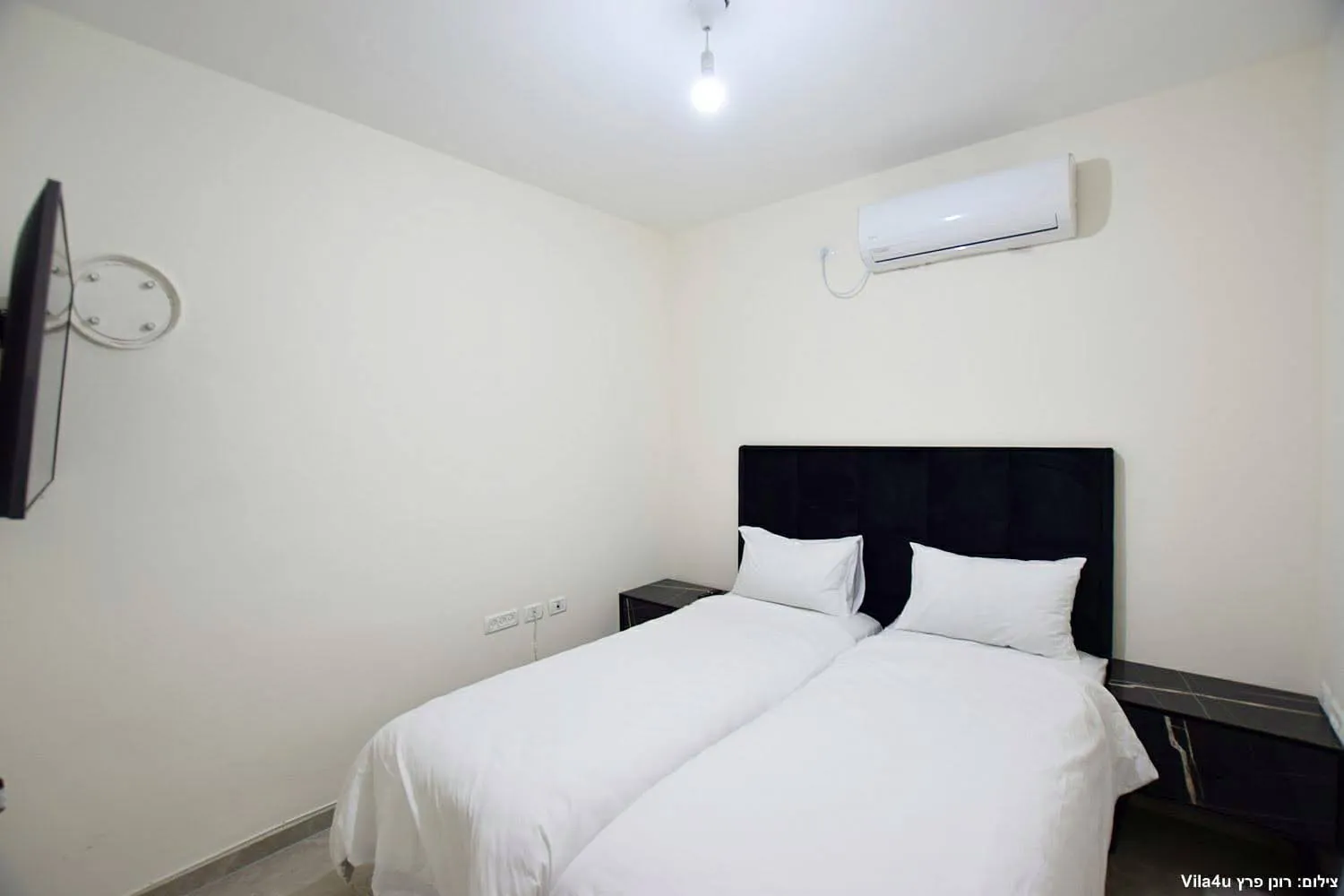 Kinneret House – bedroom with separate beds