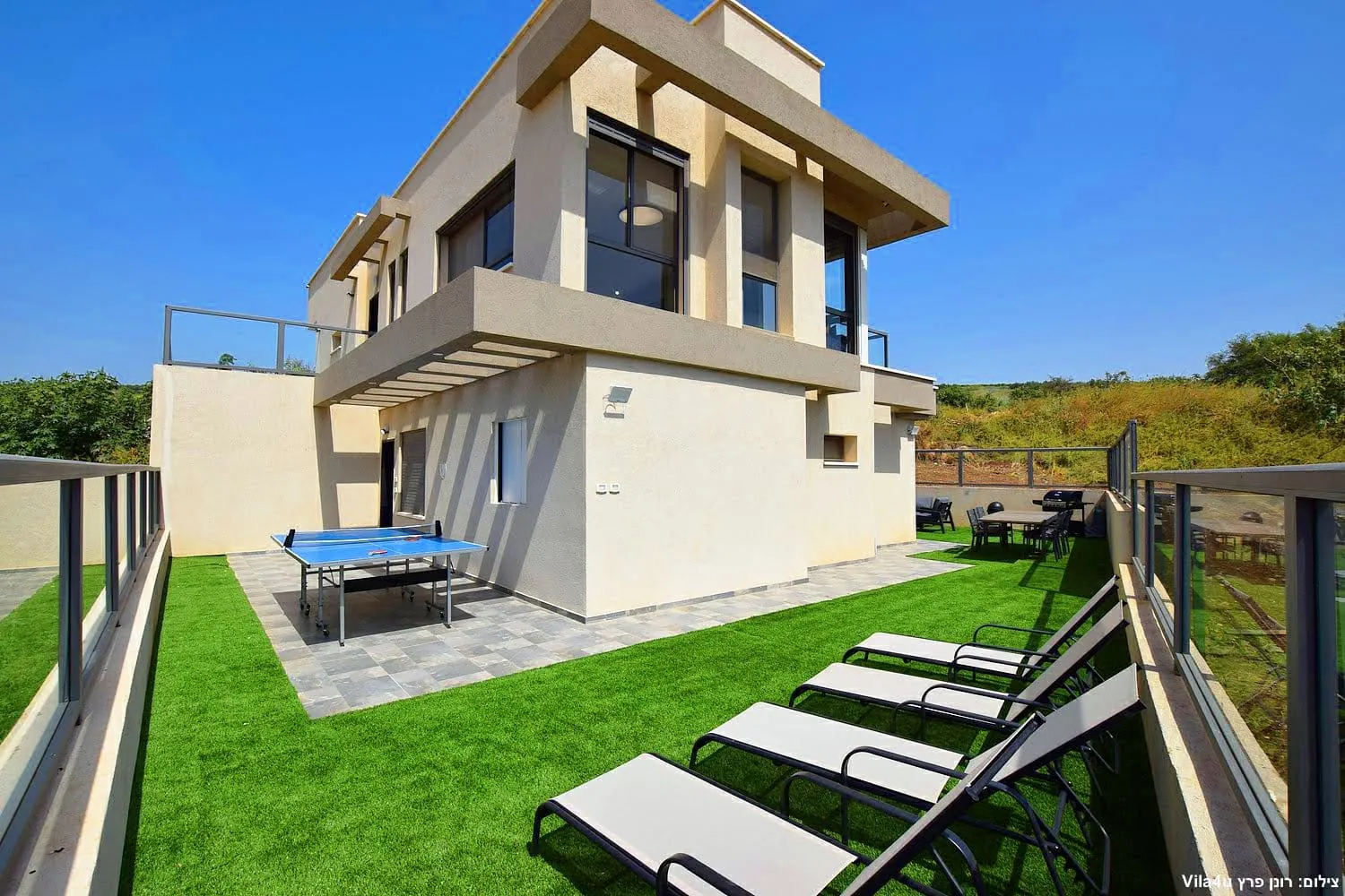 Kinneret House – lawn with sunbeds and table tennis