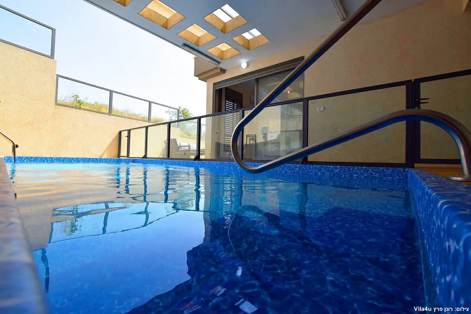 Kinneret House – steps into the pool
